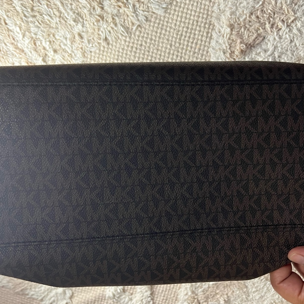 Michael Kors large chain hand bag (HALF OFF)‼️‼️ - Picture 4 of 8